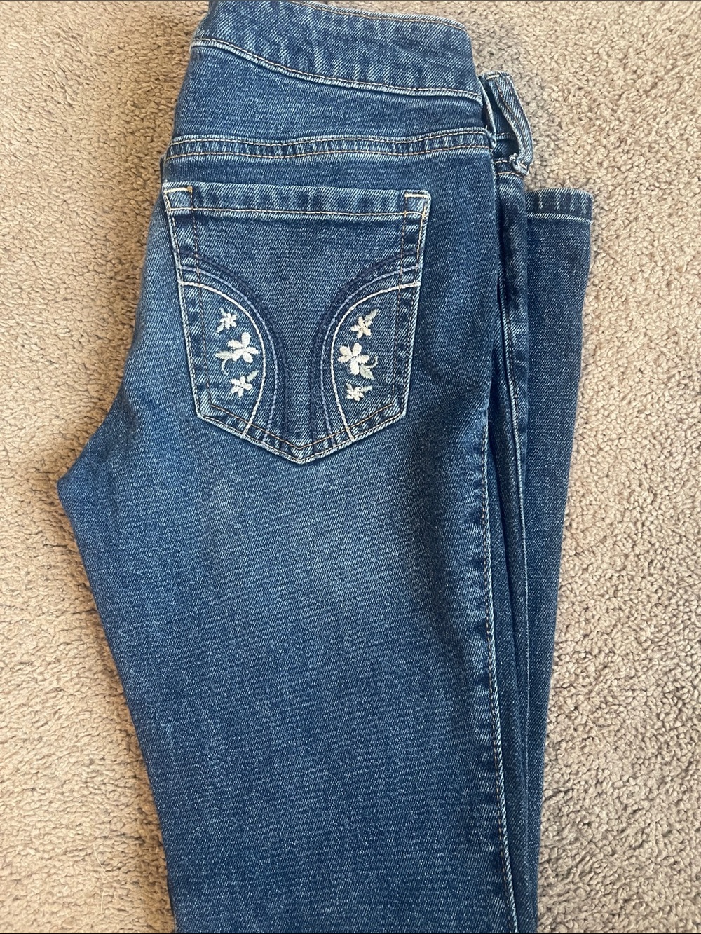 Women’s Hollister blue Denim Jeans with Embroidered Back Pocket size 4